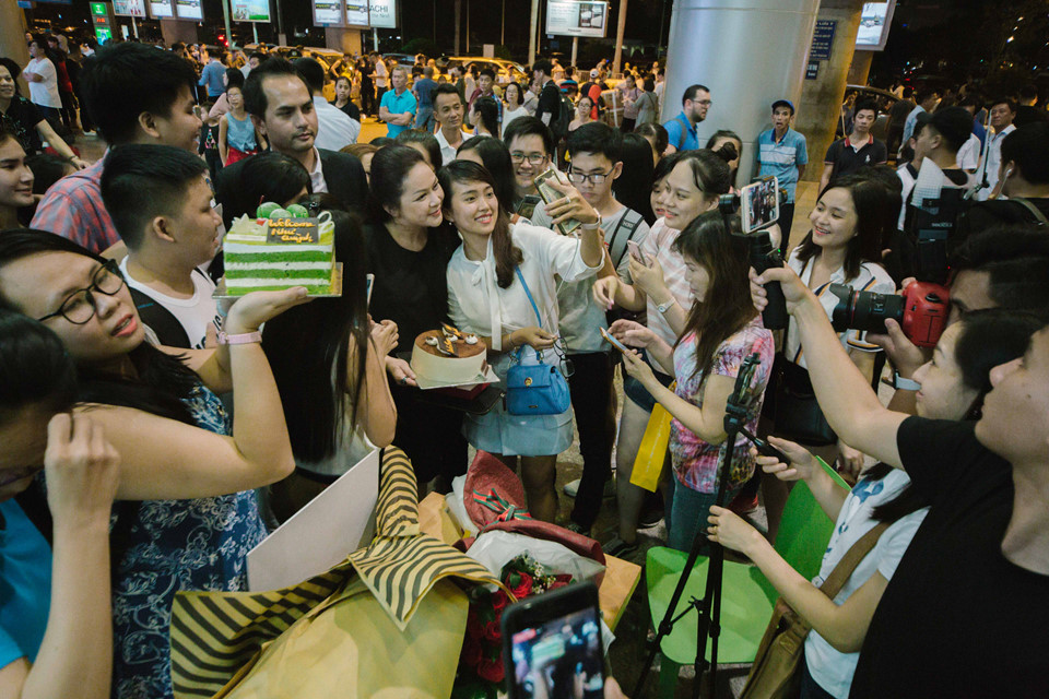 Như Quỳnh về nước giữa đêm, được fan chào đón nồng nhiệt